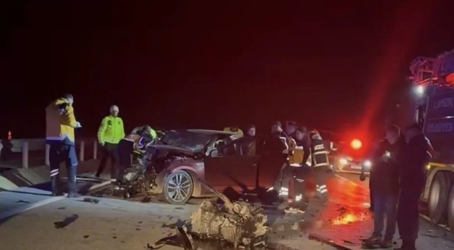 Katliam gibi kaza! Otomobiller &ccedil;arpıştı: 5 kişi hayatını kaybetti