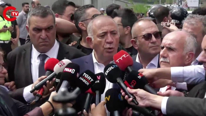 Kayyum Gürsel Tekin'den, CHP İstanbul İl Başkanlığı önünde ilk açıklama