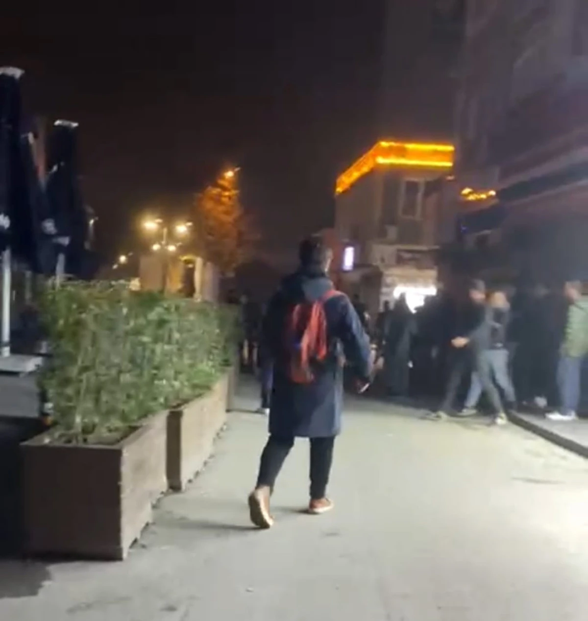 Kent Meydanı’nda Gergin Anlar: Ayağı Kırık Kadına Saygısızlık Yapan Gençlere Esnaf Müdahale Etti