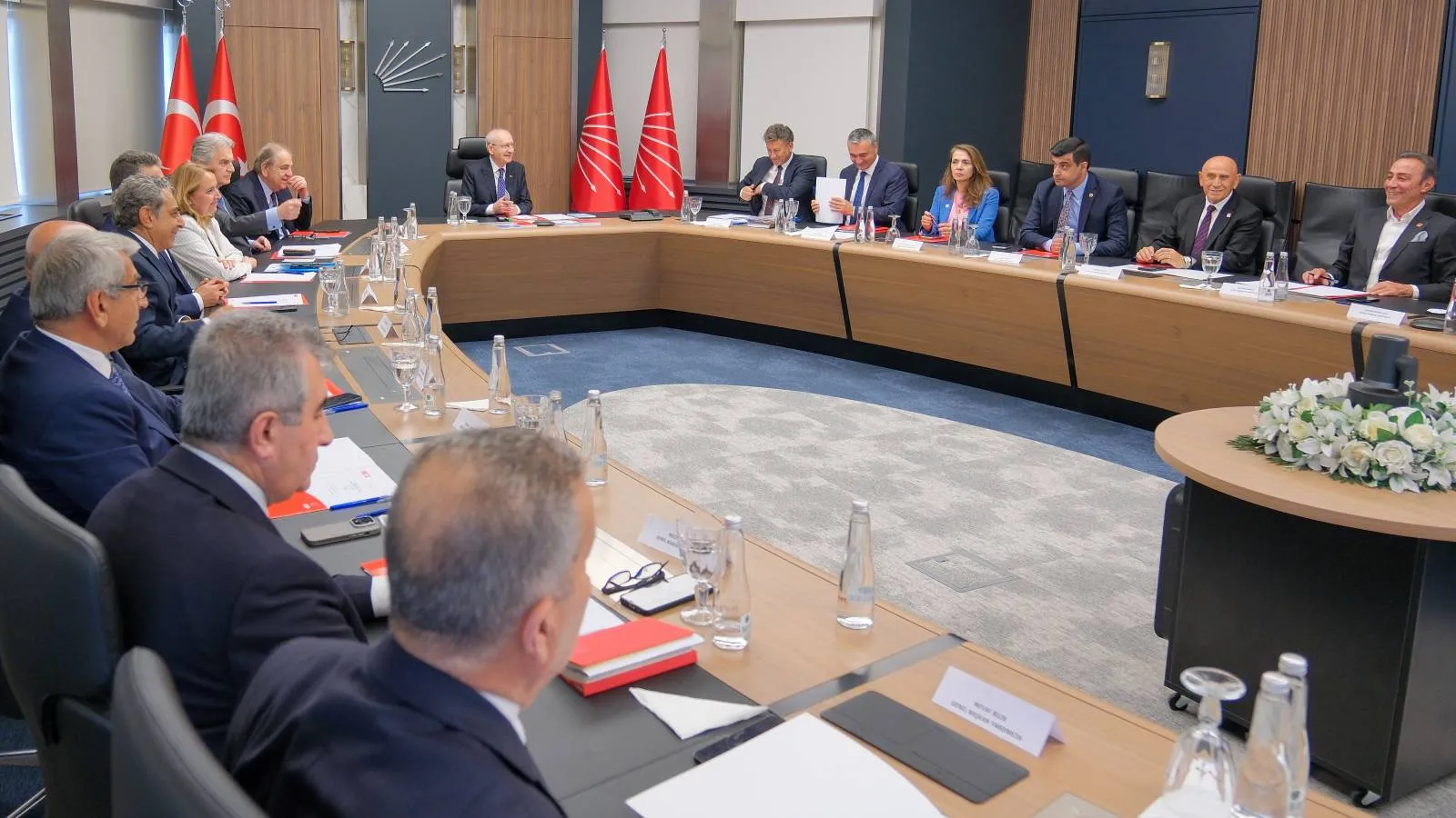 Kılı&ccedil;daroğlu y&ouml;netimi 8 il &ouml;rg&uuml;t&uuml;n&uuml; daha g&ouml;revden aldı
