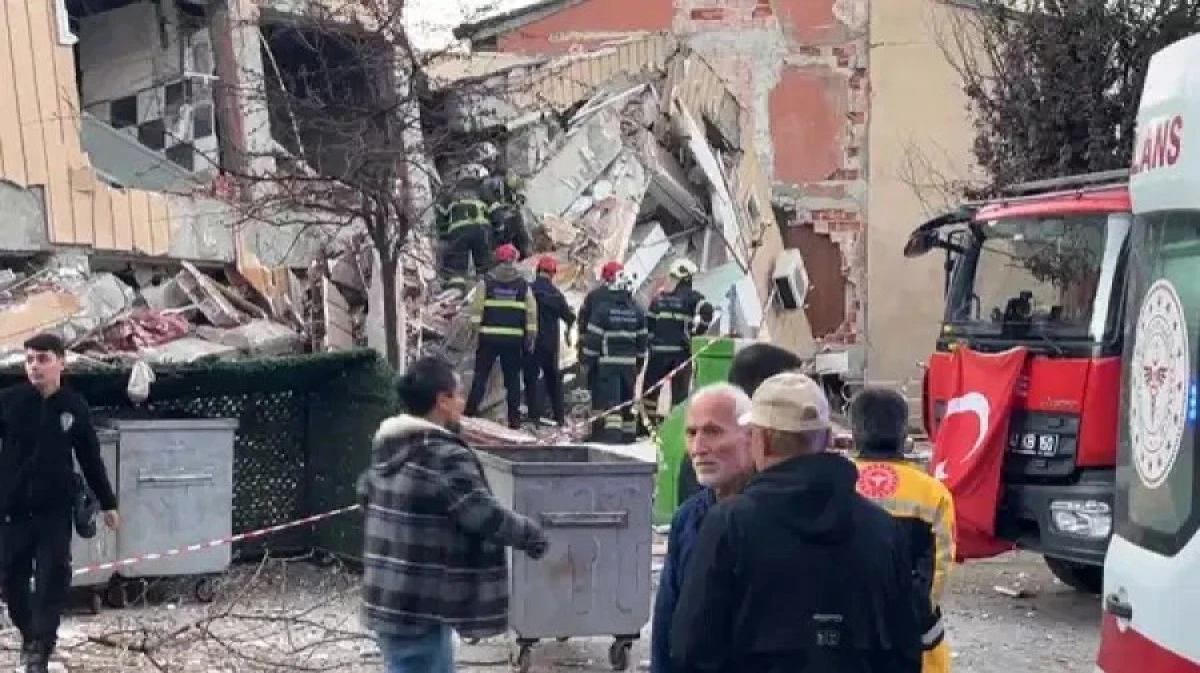 Kocaeli'nin Gebze ilçesinde 6 katlı bina çöktü. Olay yerine çok sayıda ekip sevk edildi.