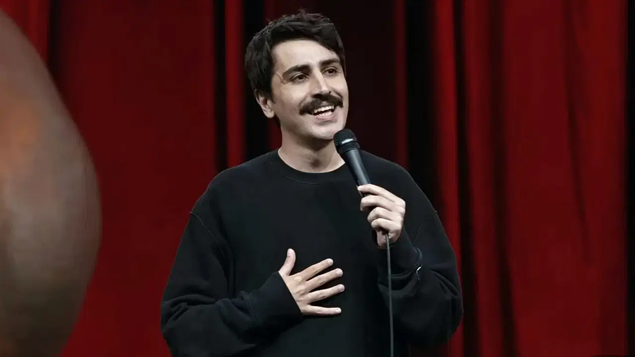 Komedyen Deniz G&ouml;ktaş havaalanında g&ouml;zaltına alındı: Ters kelep&ccedil;e uygulandı, su&ccedil;lamalar belli oldu