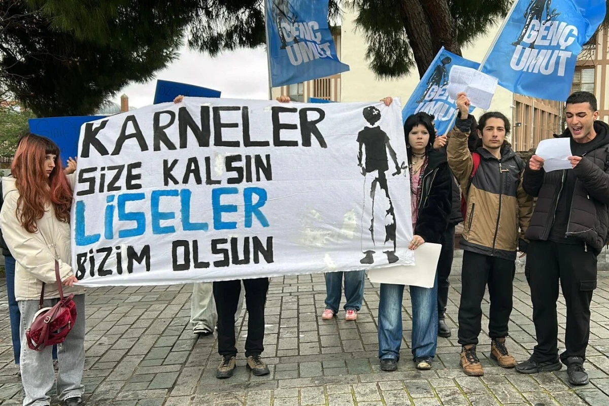 Liseliler İstanbul İl Milli Eğitim M&uuml;d&uuml;rl&uuml;ğ&uuml; &ouml;n&uuml;nde: &ldquo;AKP&rsquo;nin verdiği karneleri reddediyor, umudu kuşanıyoruz&rdquo;