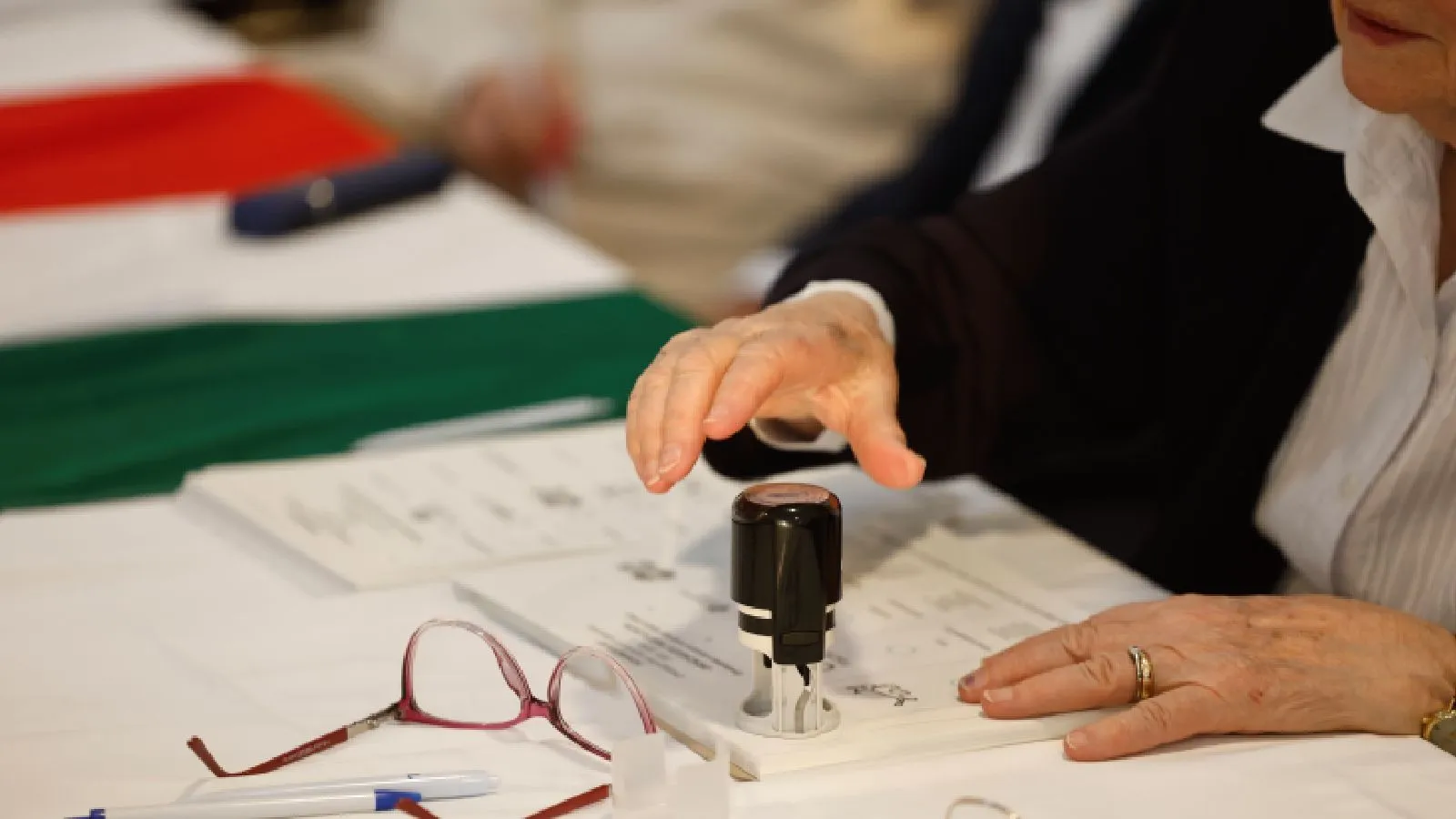 Macaristan'da tarihi se&ccedil;im: 16 yıldır iktidarda olan Orban yenilgiyi kabul etti