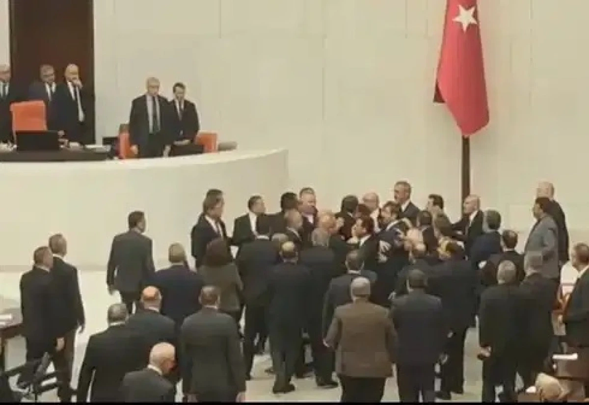 Meclis&rsquo;te gergin anlar: CHP'liler ile AKP&rsquo;li vekiller birbirinin &uuml;zerine y&uuml;r&uuml;d&uuml;!