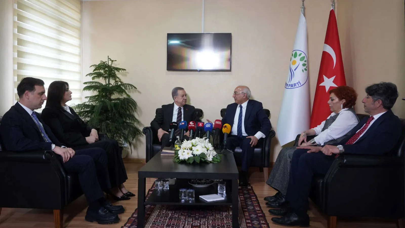 MHP-DEM Parti bayramlaşmasında s&uuml;re&ccedil; konuşuldu: Bayramdan sonra yeni adımlar atılabilir