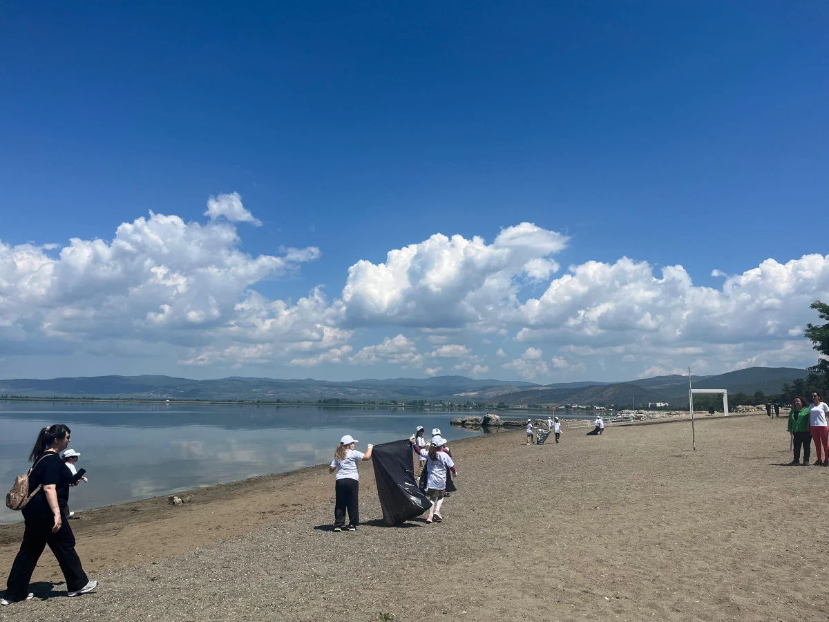 Minik gönüllülerden İznik’te sahil temizliği