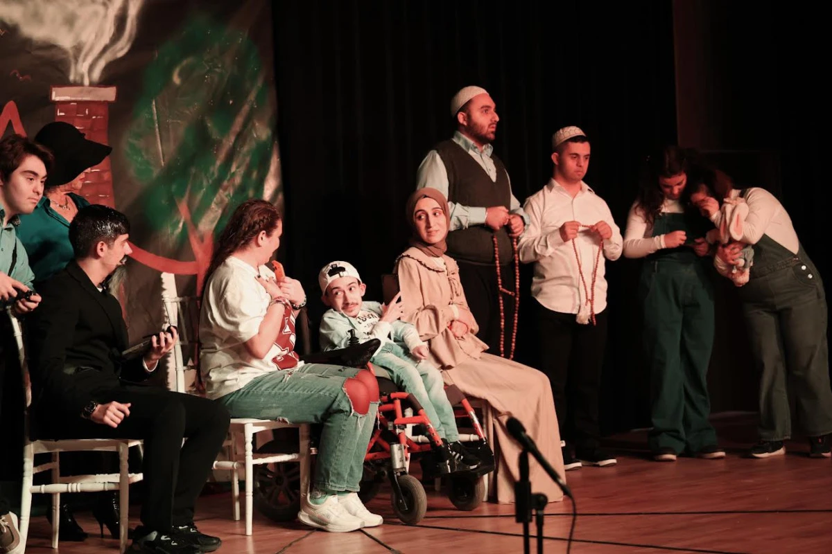 'Miras Değil M&uuml;barek&rsquo; Tiyatro Oyunu İkinci G&ouml;sterimiyle B&uuml;y&uuml;k Beğeni Topladı