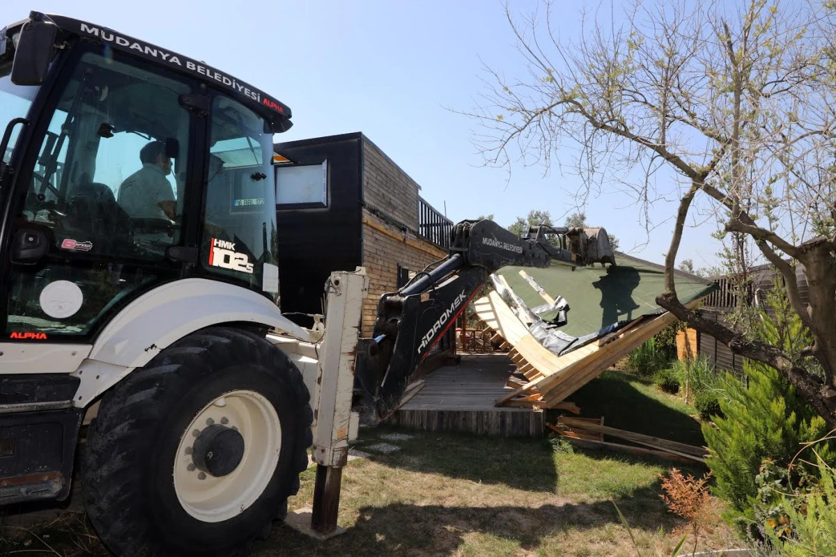 Mudanya&rsquo;da Ruhsatsız ve ka&ccedil;ak yapılar i&ccedil;in yıkım s&uuml;reci başlatıldı