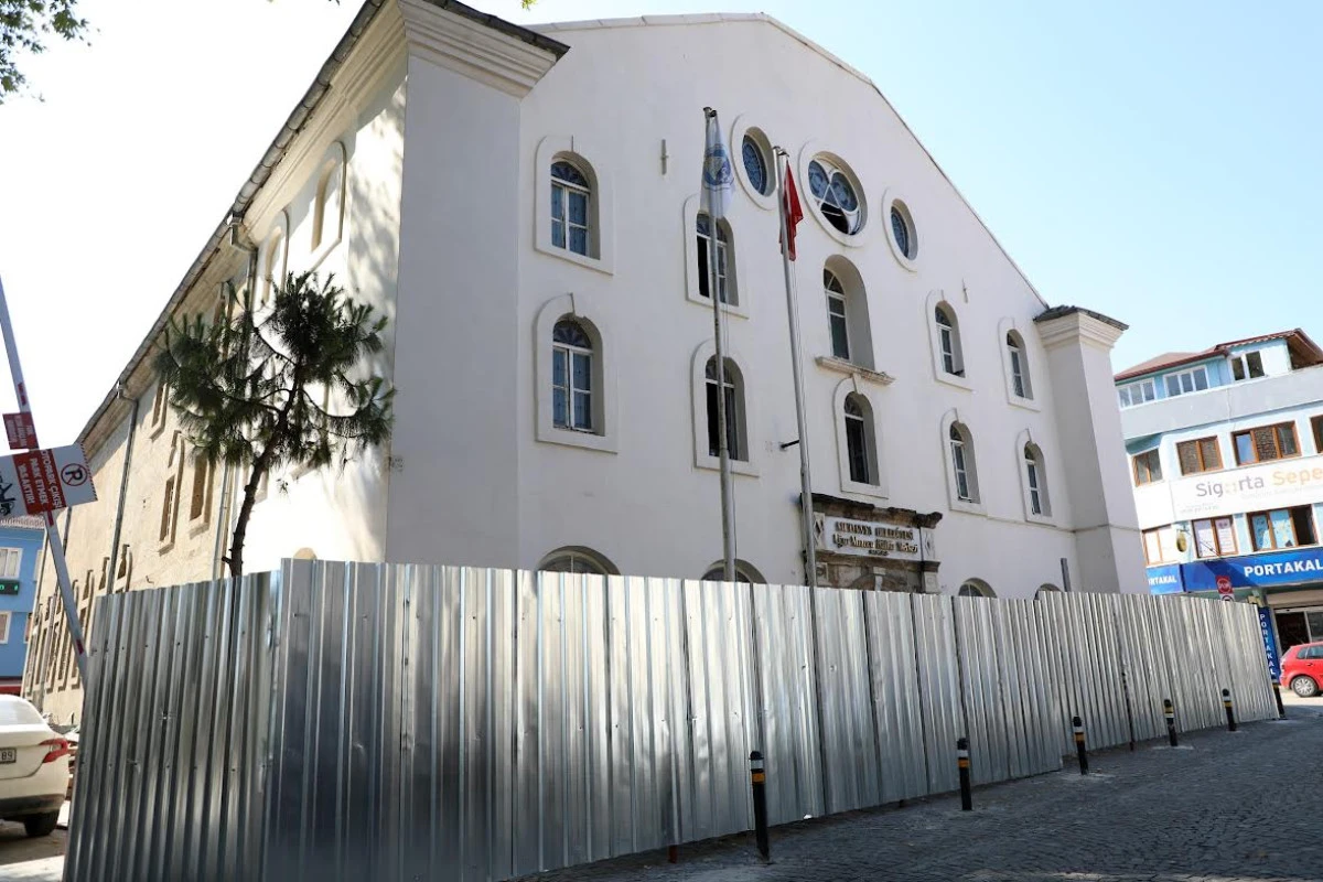 MUDANYA&rsquo;NIN TARİHİ SAHNESİ PERDEYİ YENİDEN A&Ccedil;IYOR
