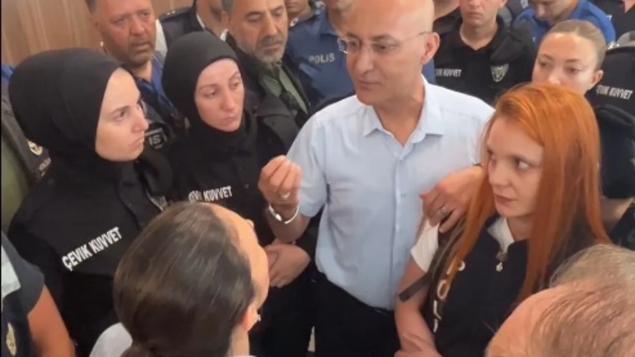 Mustafa Bozbey'in davası &ouml;ncesi adliyede gerginlik