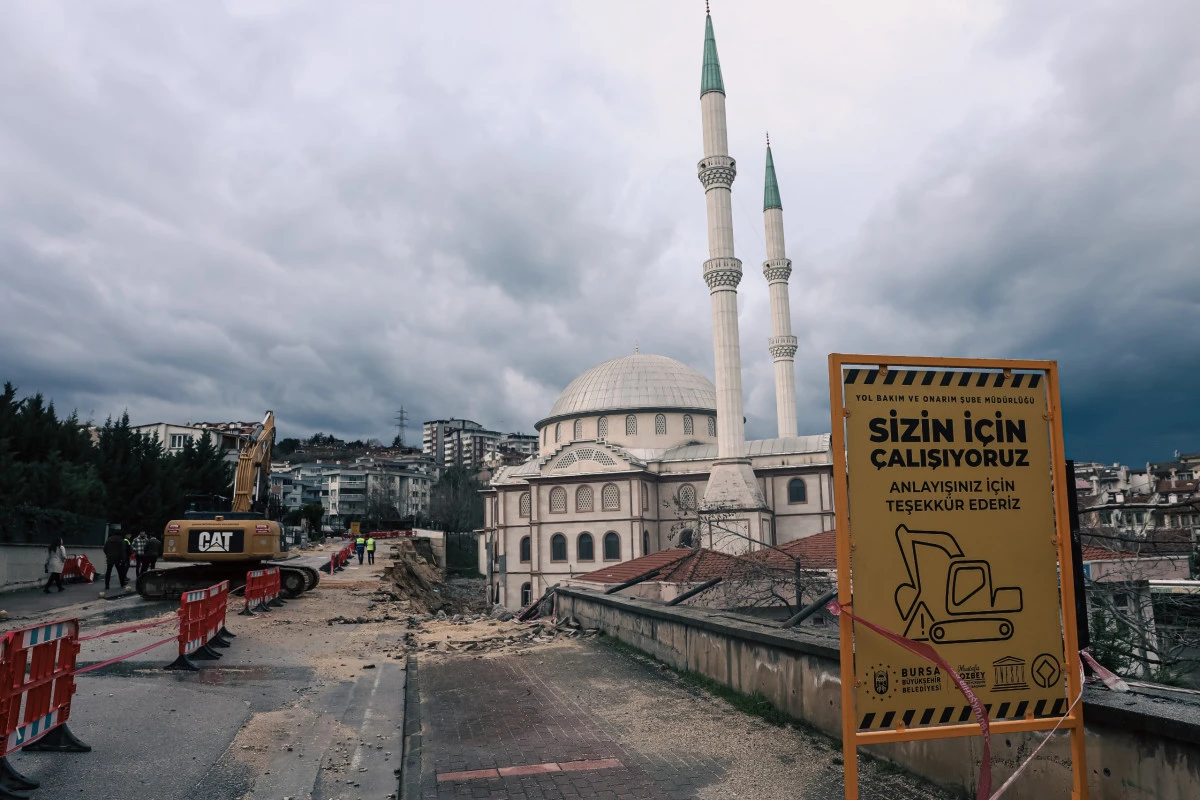 Nil&uuml;fer'de &ccedil;&ouml;ken istinat duvarı yenileniyor