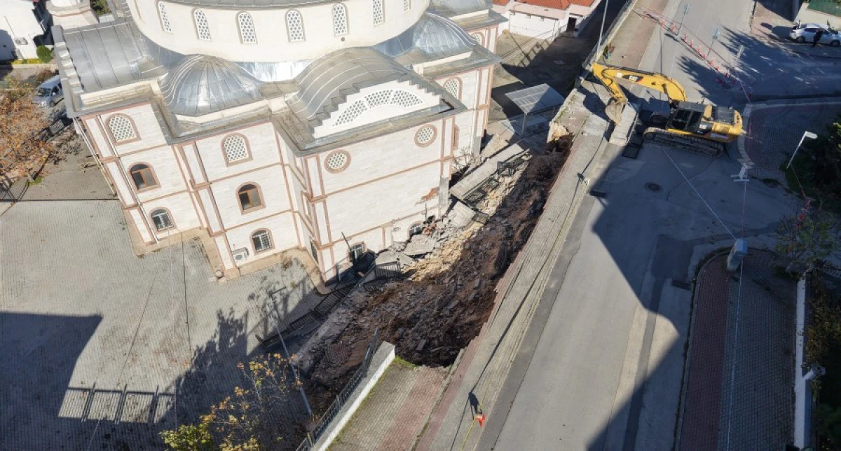 Nil&uuml;fer&rsquo;de İstinat Duvarı &Ccedil;&ouml;kt&uuml;: Duyarlı Vatandaşın İhbarı Facianın &Ouml;n&uuml;ne Ge&ccedil;ti