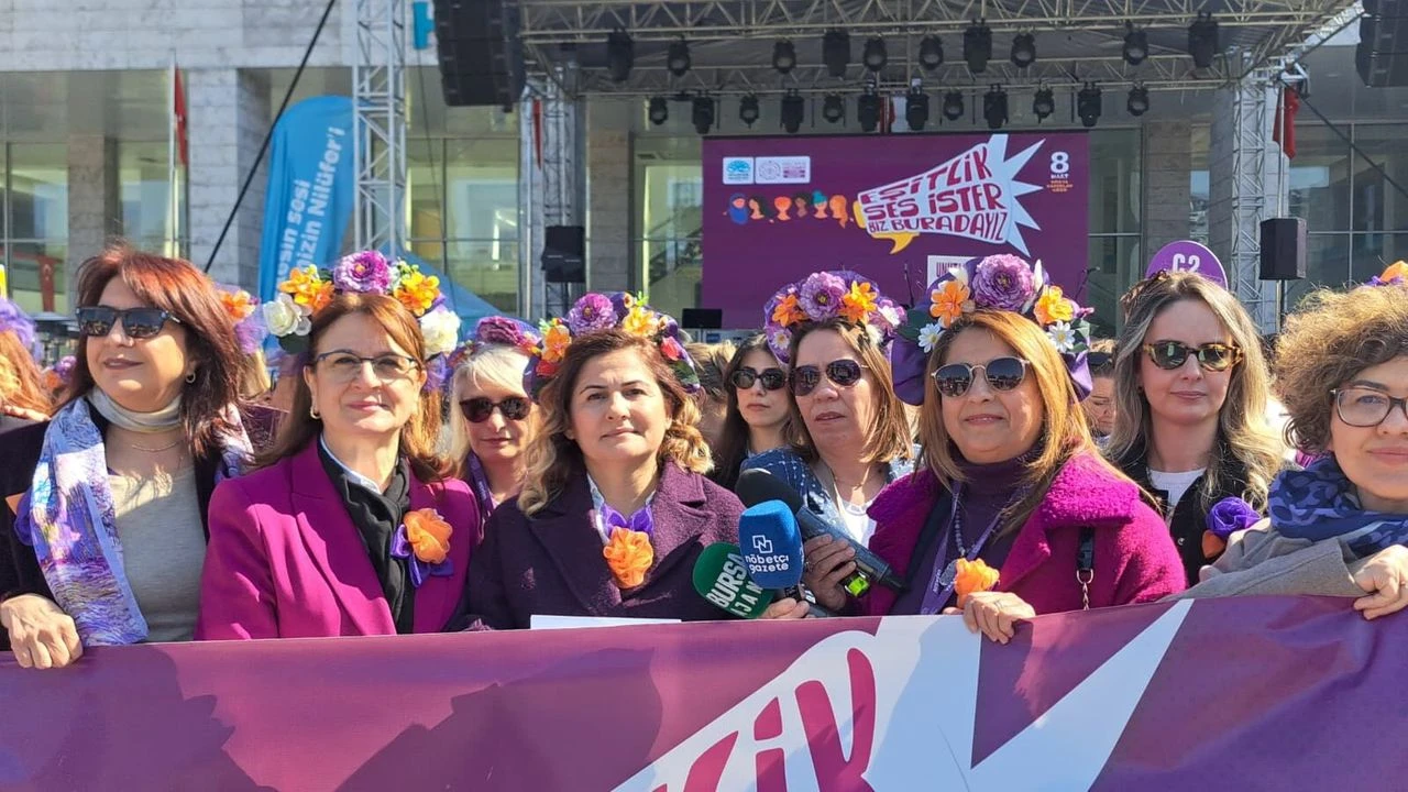 Nil&uuml;fer'de kadınlardan 8 Mart manifestosu: "Buradayız, boyun eğmiyoruz"