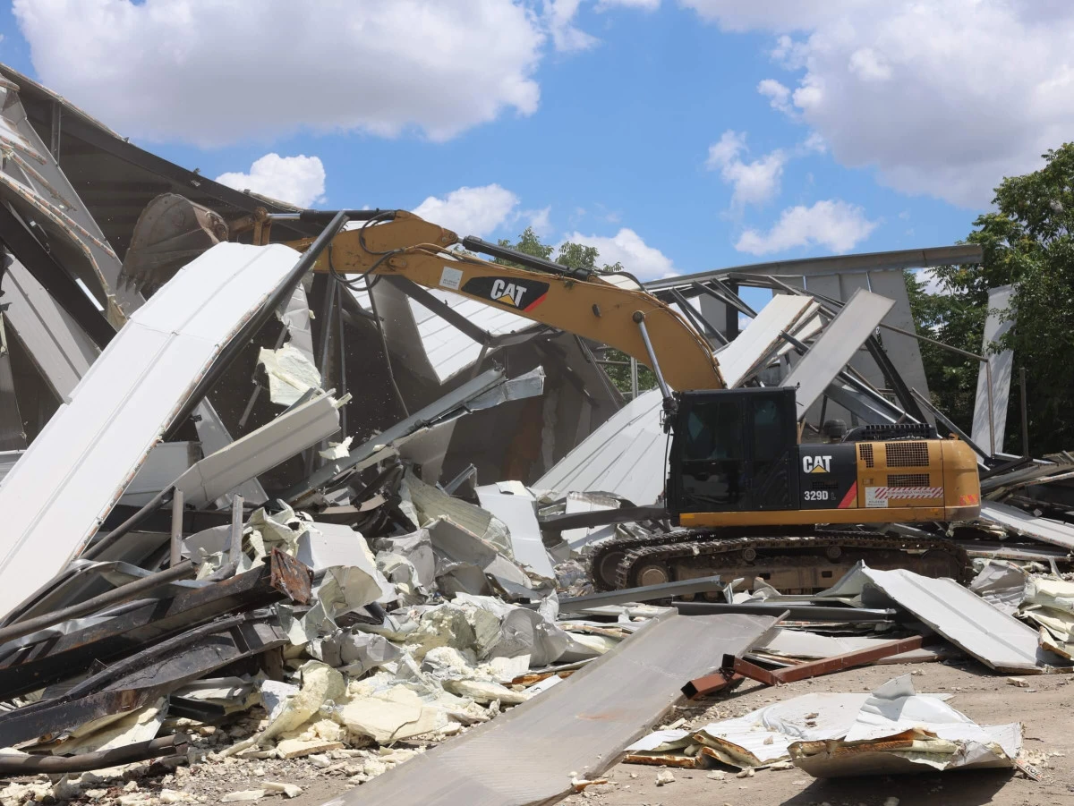 Nil&uuml;fer&rsquo;de toplam 3 bin 300 metrekarelik 3 ka&ccedil;ak yapı yıkıldı