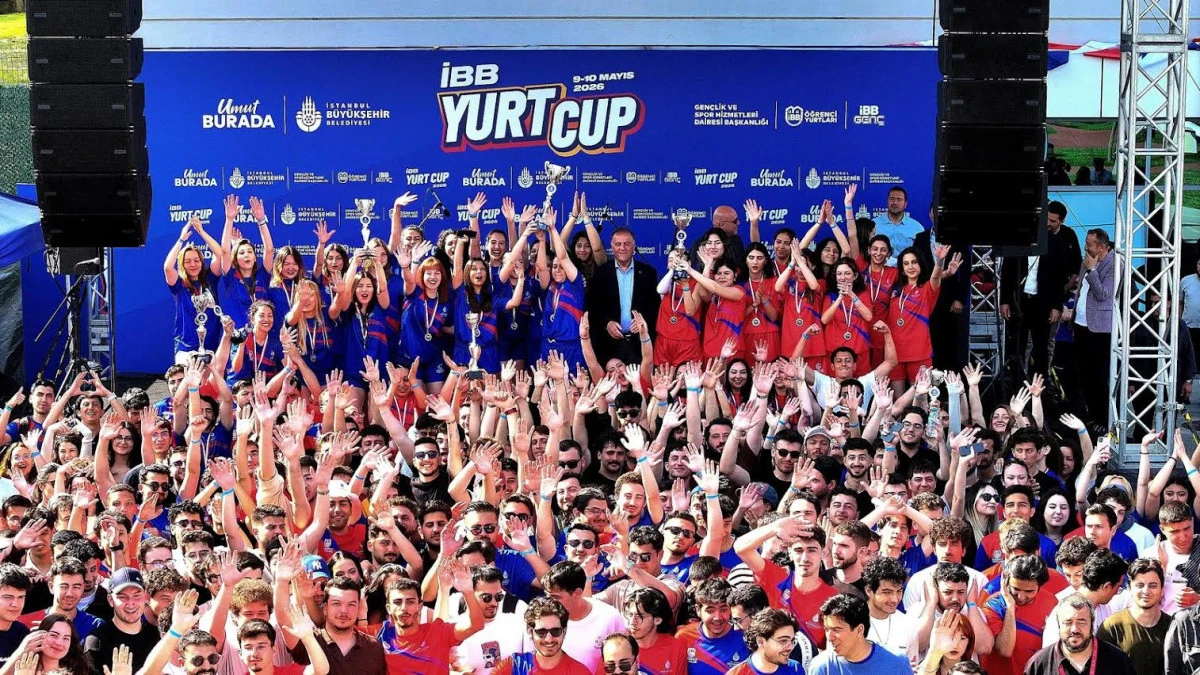 NURİ ASLAN, İBB YURTLARI SPOR ŞENLİĞİ &Ouml;D&Uuml;L T&Ouml;RENİ&rsquo;NDE ŞAMPİYONLARA KUPALARINI TAKDİM ETTİ