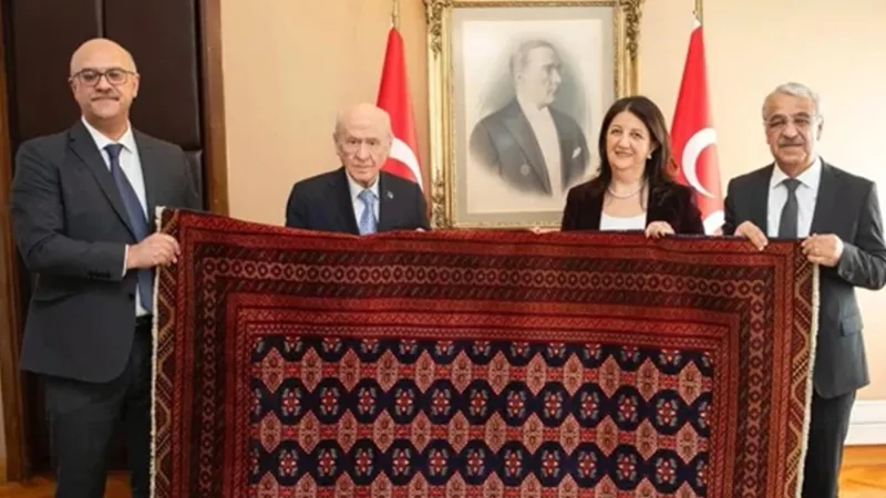 &Ouml;calan, Bah&ccedil;eli&rsquo;ye &ldquo;Barış ve Demokrasi Kilimi&ldquo; hediye etti