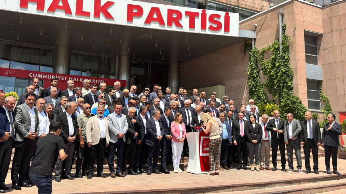 Olağan&uuml;st&uuml; kurultay i&ccedil;in toplanan delege imzaları CHP Genel Merkezi'nde