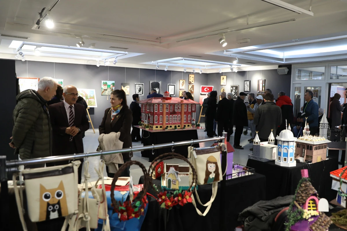 Olgun gen&ccedil;ler, Yaşlılara Saygı Haftası&rsquo;nda h&uuml;nerlerini sergiledi