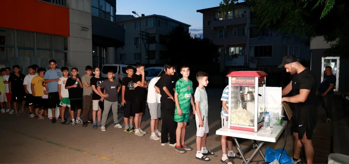 Osmangazi Belediyesi &Ccedil;ocuklara Yazlık Sinema Keyfi Yaşatıyor