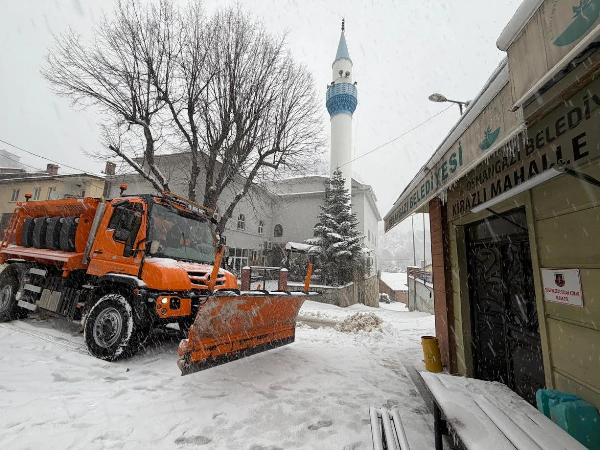 Osmangazi Belediyesi Ekiplerinden Karla M&uuml;cadelede Hızlı M&uuml;dahale