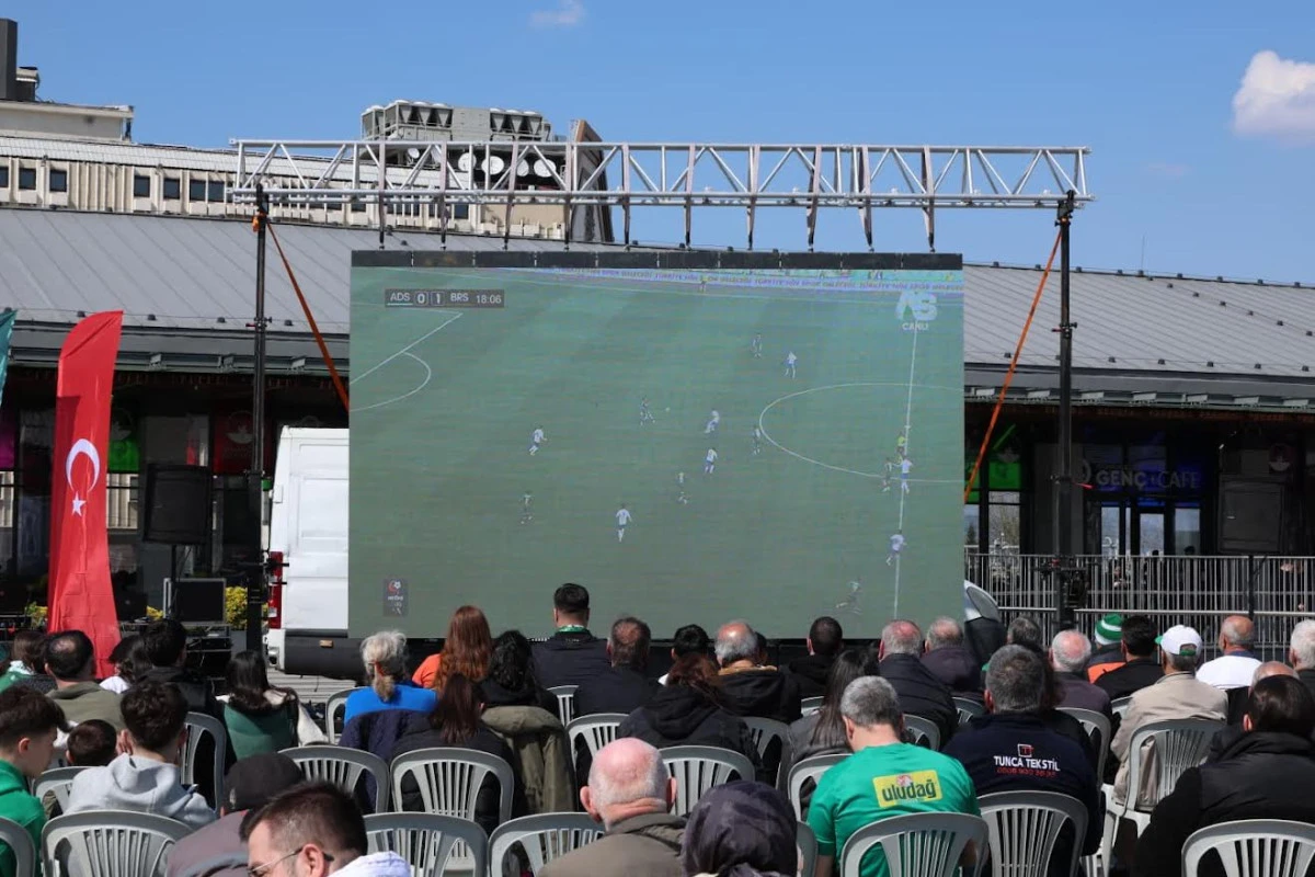 Osmangazi Meydanı&rsquo;nda Bursaspor Coşkusu Zirve Yaptı