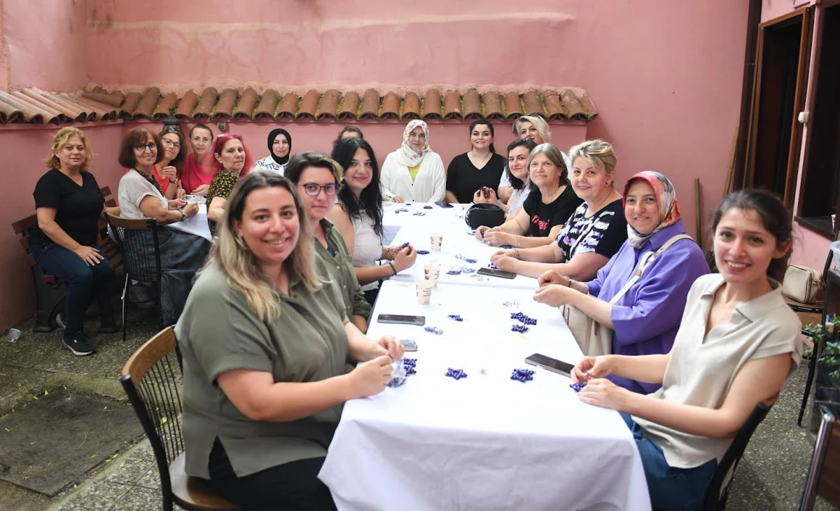 Osmangazili kadınlar hemcinsleri için hediye anahtarlık üretiyor