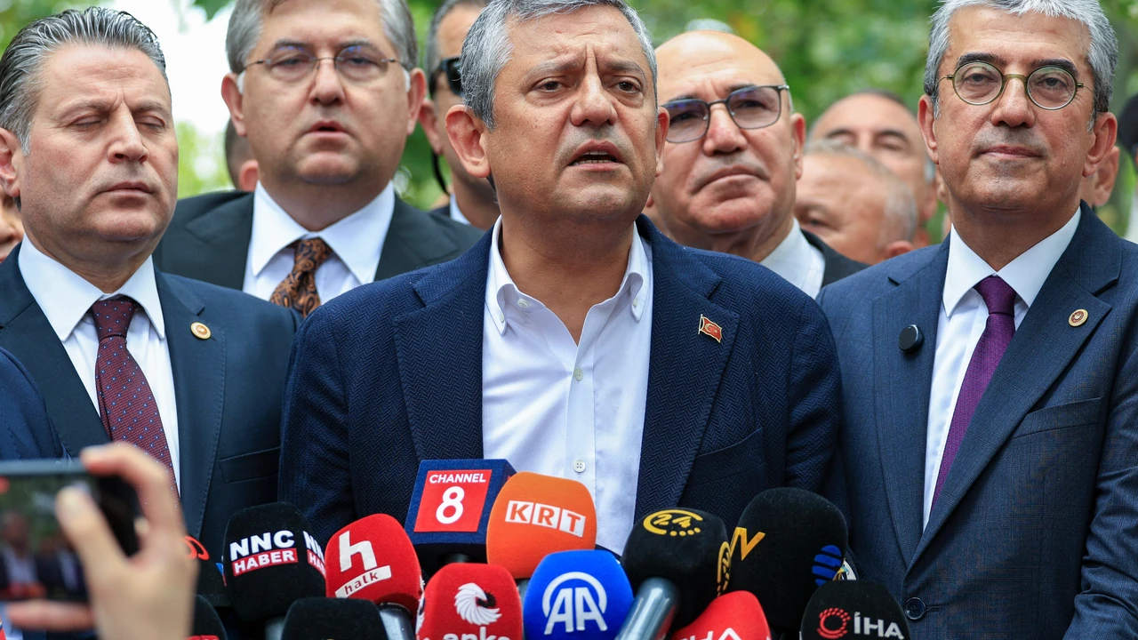 &Ouml;zel'den 'fon' tepkisi: Sen bu işin tam g&ouml;beğindesin!