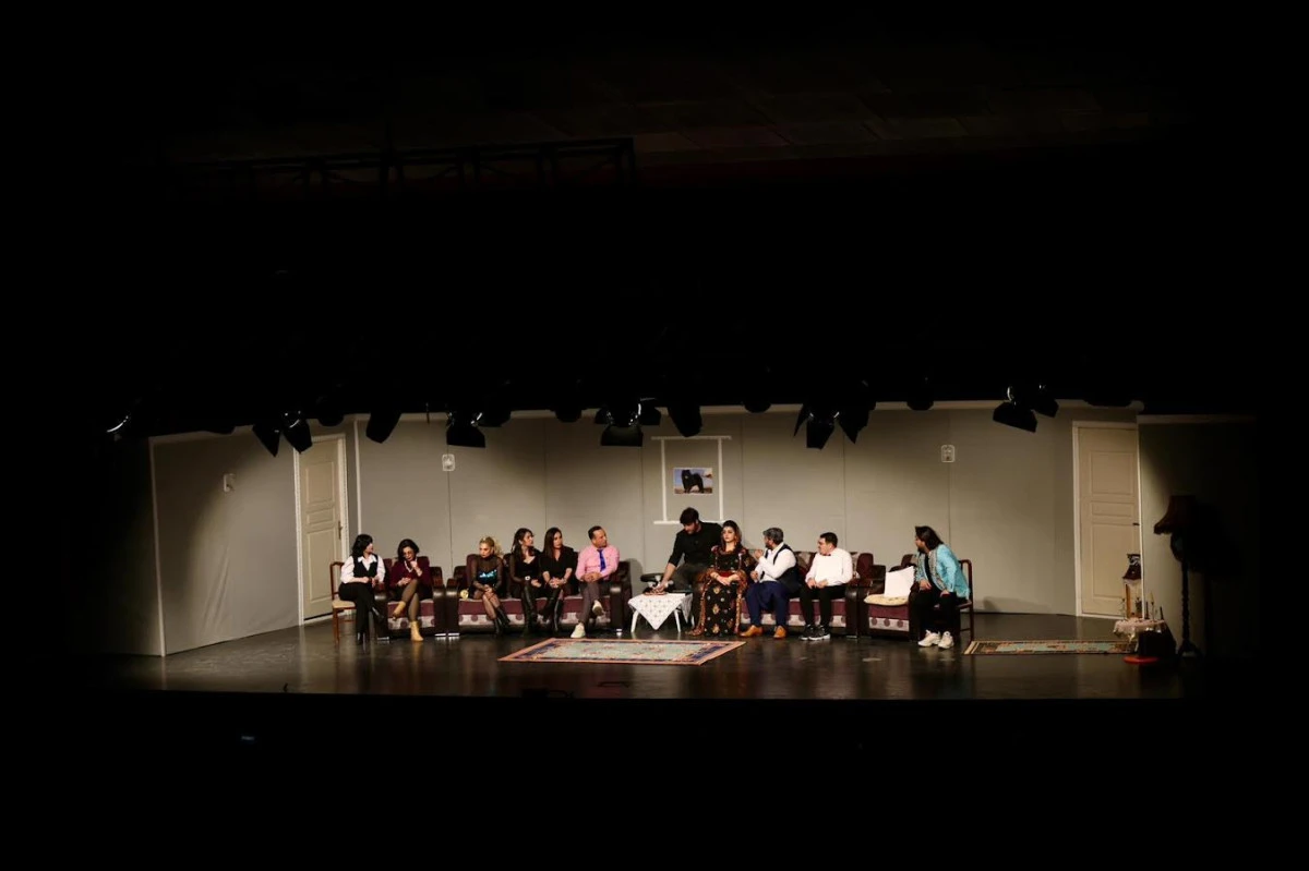 &Ouml;zg&uuml;r Aksoy Tiyatro G&uuml;nleri'ne G&ouml;rkemli Final