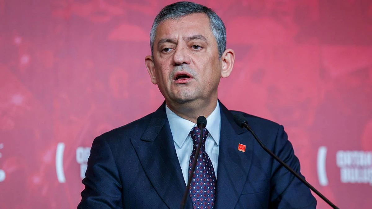 &Ouml;zg&uuml;r &Ouml;zel 2 Mart'ı işaret etti! 'Adaylık' tartışmalarına yanıt verdi: 'Ekrem Başkan'ın aday olamamasının faturasını Erdoğan'a &ouml;detmeden...'