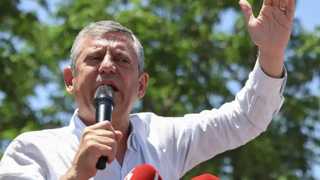 &Ouml;zg&uuml;r &Ouml;zel: 30 yıl muhalefet lideri olacağıma 3 g&uuml;n bile o koltukta oturmam