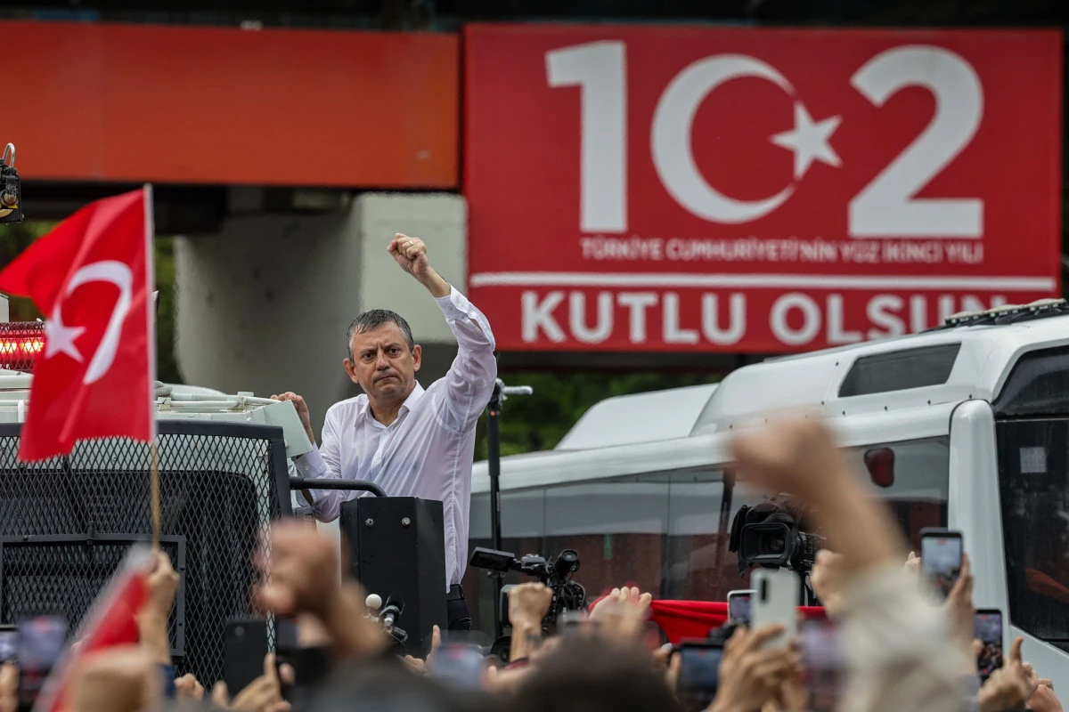 &Ouml;zg&uuml;r &Ouml;zel CHP Grup Toplantısı'nda: Kılı&ccedil;daroğlu'nun 'partide kal' &ccedil;ağrısına yanıt verdi