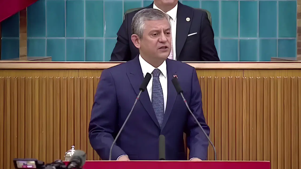 &Ouml;zg&uuml;r &Ouml;zel '&ccedil;ikolata dağıtma' g&ouml;r&uuml;nt&uuml;lerine ateş p&uuml;sk&uuml;rd&uuml;: 'Ferdi Zeyrek canıyla uğraşırken '&Ccedil;arpıldı' diye karikat&uuml;r &ccedil;izen kadın...'