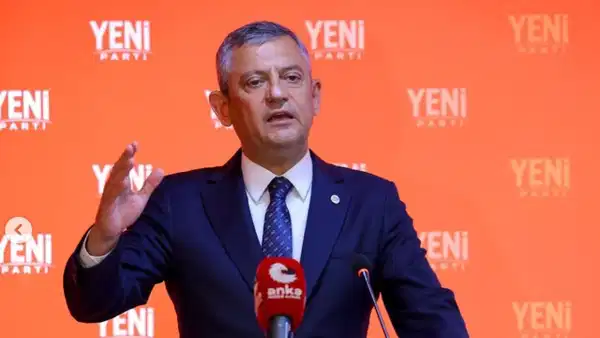 &Ouml;zg&uuml;r &Ouml;zel, İBB i&ccedil;in butlancıları işaret etti: AKP&rsquo;ye ge&ccedil;mesini g&ouml;ze alamazlar diyemeyiz