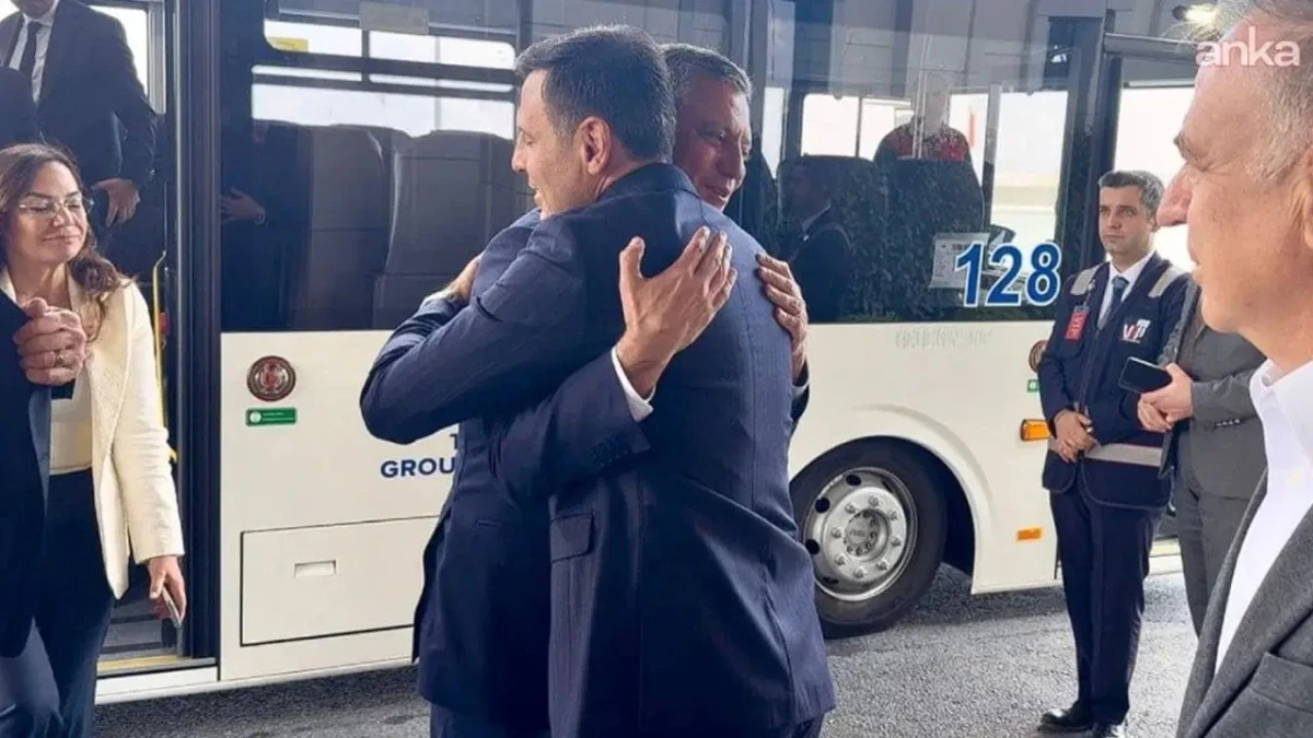  Özgür Özel İstanbul'a geldi: Özgür Çelik böyle karşıladı!