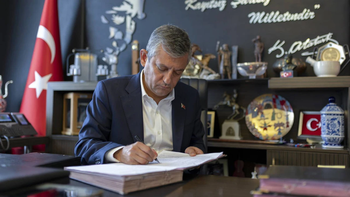 &Ouml;zg&uuml;r &Ouml;zel istifa etti: YENİ Parti'nin kuruluş dilek&ccedil;esini imzaladı