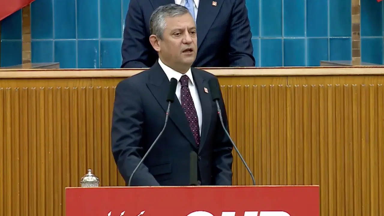 &Ouml;zg&uuml;r &Ouml;zel k&uuml;rs&uuml;de: 'Bir santim eğilmeyeceğiz!'