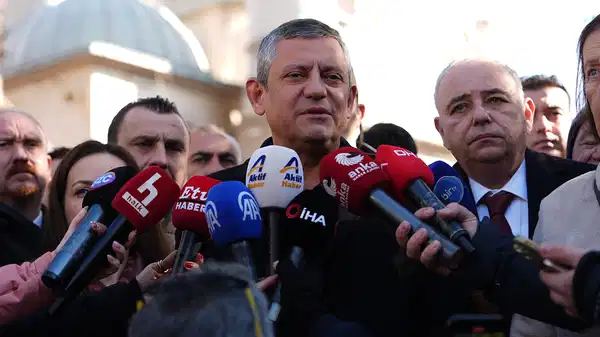 &Ouml;zg&uuml;r &Ouml;zel 'kutuplaşma' &ccedil;ıkışı: 'AKP ve MHP'li başkanları her yere &ccedil;ağıracağız'