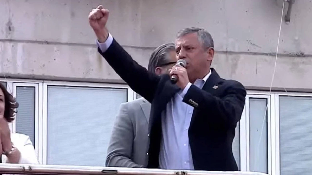 &Ouml;zg&uuml;r &Ouml;zel L&uuml;leburgaz'dan seslendi: Kayyım gidecek biz geleceğiz' değil, 'Tayyip gidecek biz geleceğiz