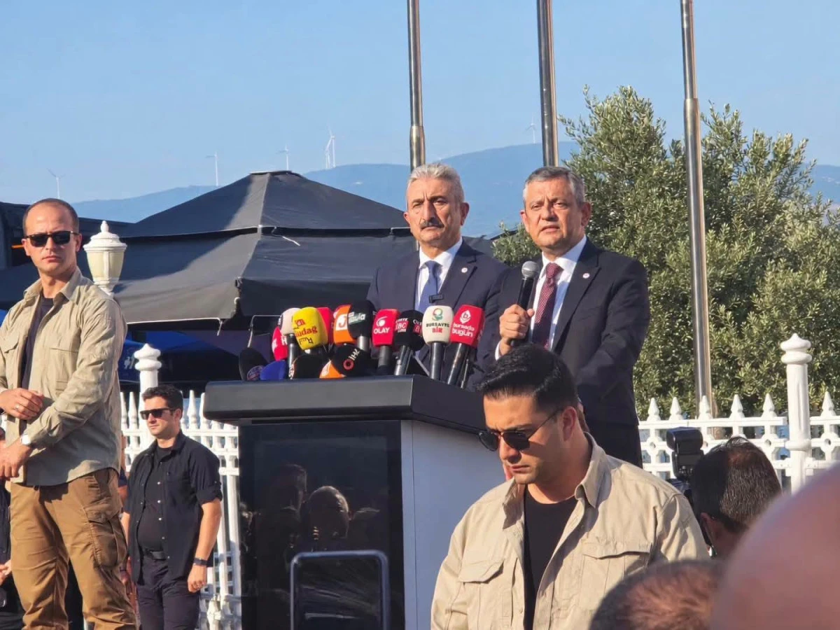 &Ouml;zg&uuml;r &Ouml;zel Mudanyada Halka seslendi: Bu millet başını cephede de masada da eğmedi