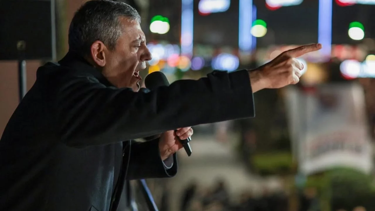 &Ouml;zg&uuml;r &Ouml;zel: "Mustafa Bozbey'in sonuna kadar arkasındayız, sonuna kadar arkasındayız!"