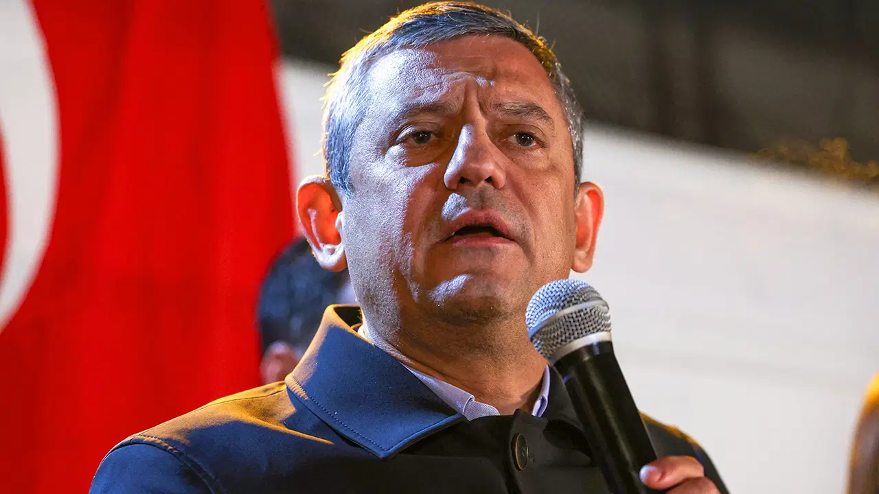 &Ouml;zg&uuml;r &Ouml;zel 'saat' verdi, bu akşamı işaret etti!