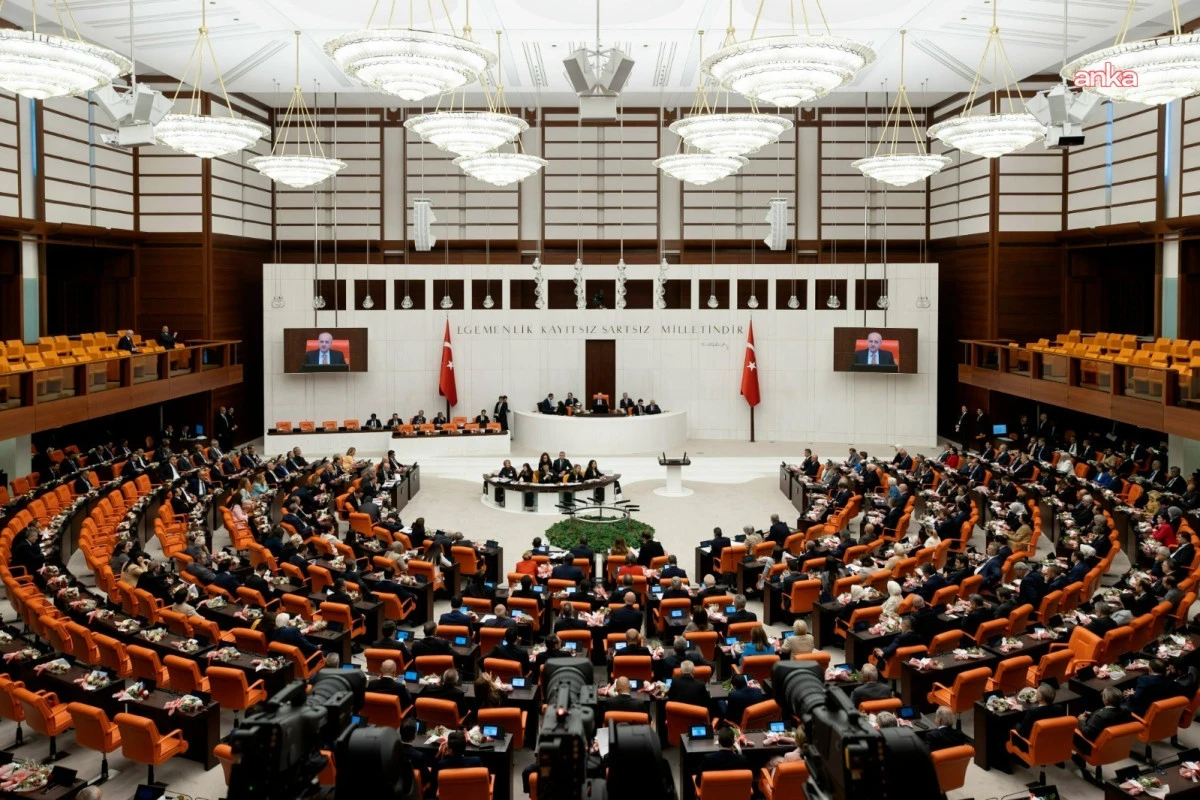 &Ouml;zg&uuml;r &Ouml;zel ve 6 Milletvekili Hakkındaki Dokunulmazlık Fezlekeleri TBMM'ye Sunuldu