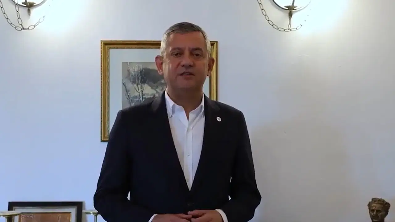 &Ouml;zg&uuml;r &Ouml;zel videoyla duyurdu: YENİ Parti bağış kampanyası başlattı