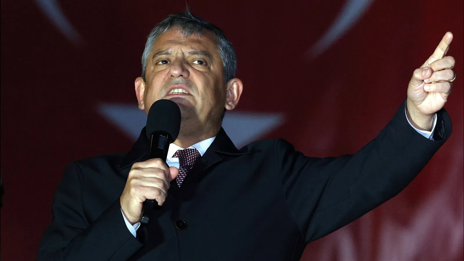 &Ouml;zg&uuml;r &Ouml;zel: Yarın iktidar değişir, a&ccedil;tığınız yoldan birisi gelir y&uuml;r&uuml;r; ne bir AKP'li belediye başkanı kalır ne de bir AKP'li siyaset&ccedil;i