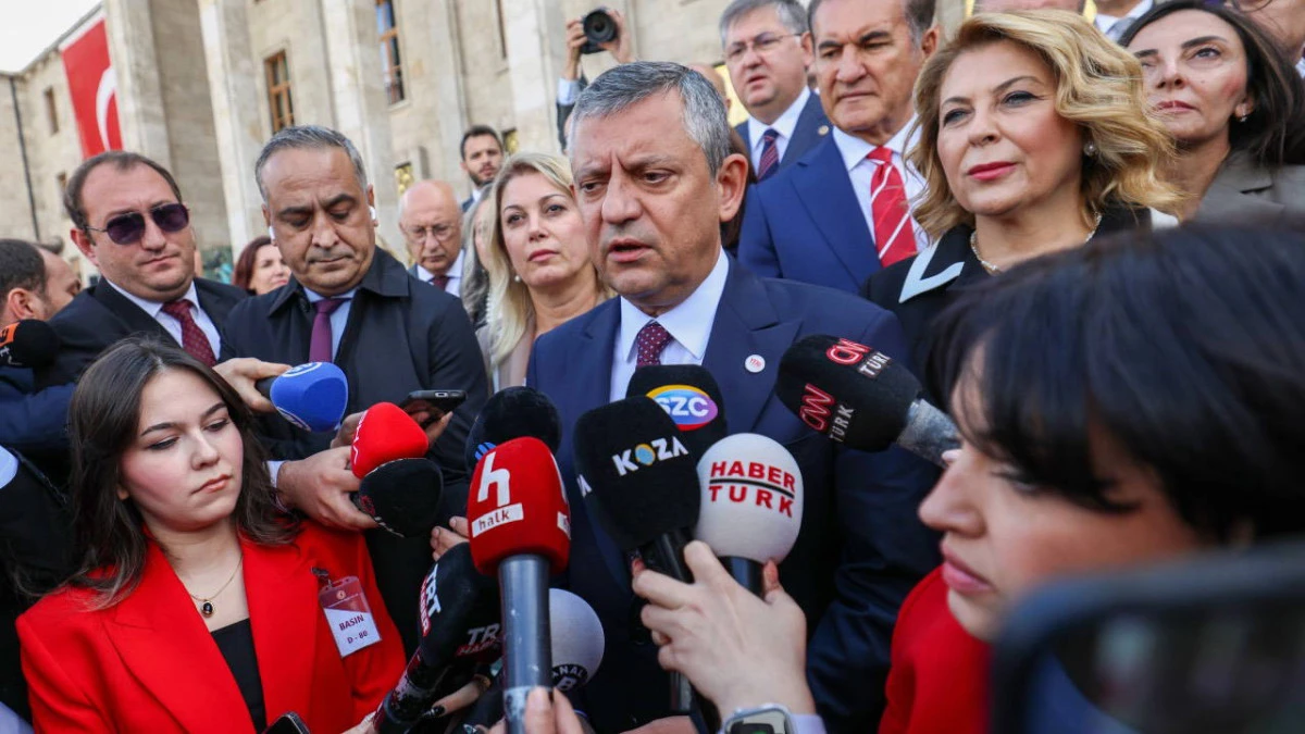 &Ouml;zg&uuml;r &Ouml;zel'den AKP'ye Mersin, İBB ve fon krizi tepkisi
