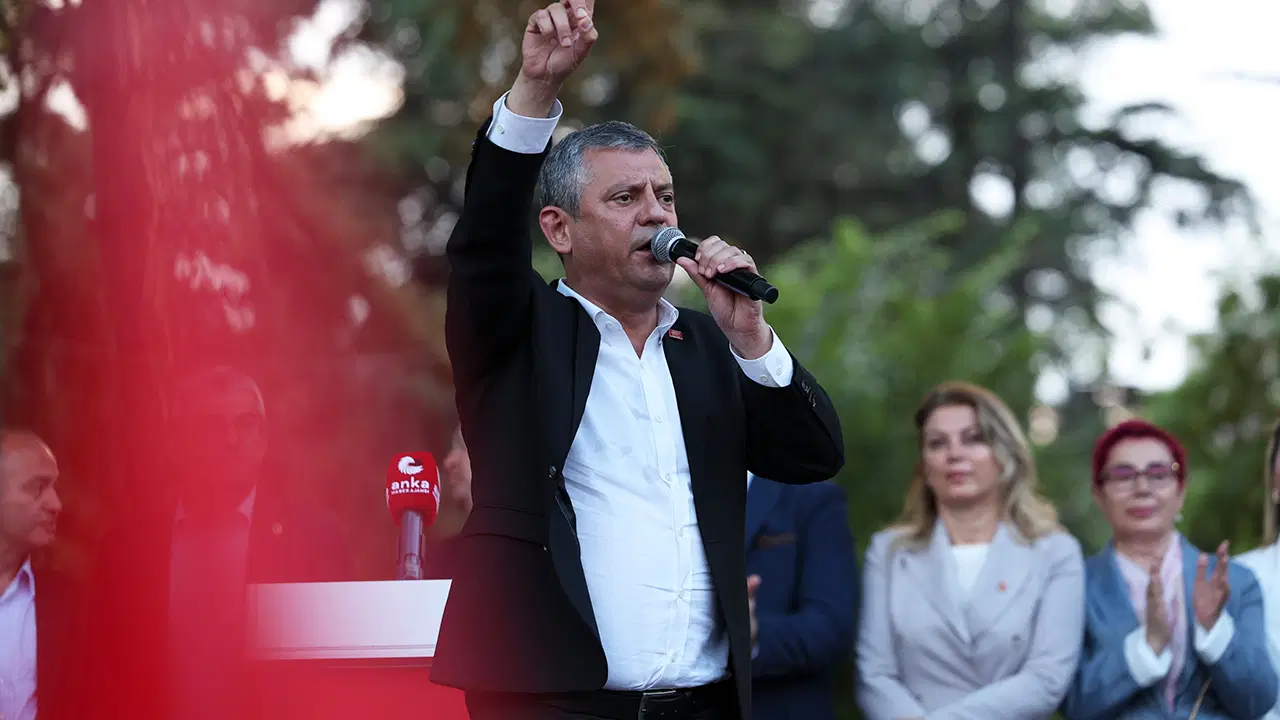 &Ouml;zg&uuml;r &Ouml;zel'den dikkat &ccedil;eken 'yeni parti' a&ccedil;ıklaması