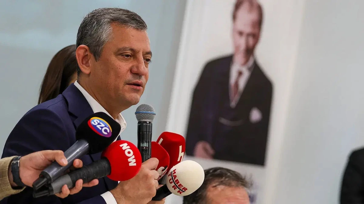 Özgür Özel'den gazetecilere operasyona tepki: 'Korkağa karşı cesur olan kazanır'