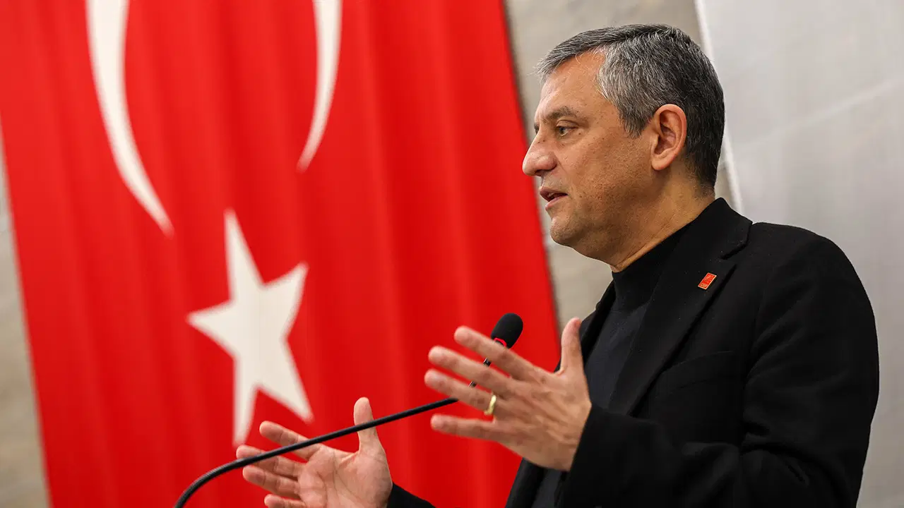 &Ouml;zg&uuml;r &Ouml;zel'den kritik 'İran' paylaşımı: CHP'den 7 maddelik &ccedil;ağrı!