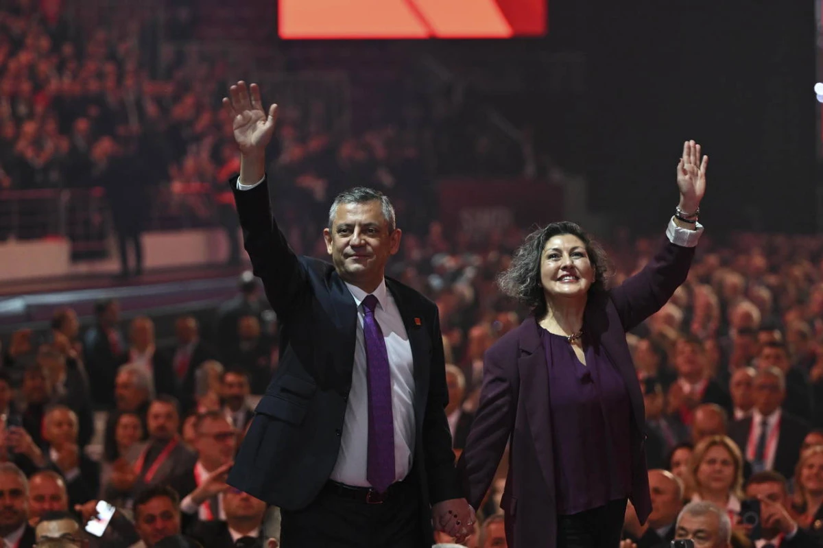 Özgür Özel'den Kurultay'da tarihi konuşma... Söz verdi, salonu ayağa kaldırdı